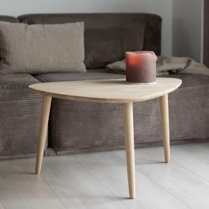 CT 10 - Sofabord i massiv eg med organisk trekantet form i størrelsen 60 x 80 cm Højde 50 cm Hvid olieret